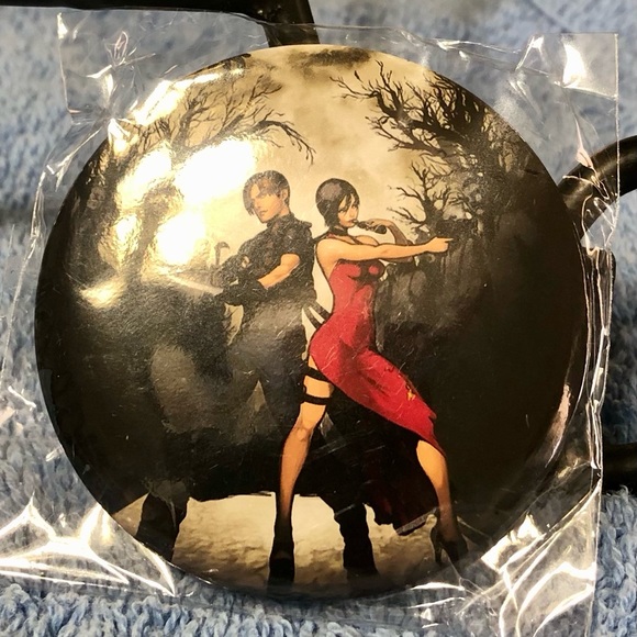 Resident Evil Leon and Ada Badge/Pin - Picture 1 of 2